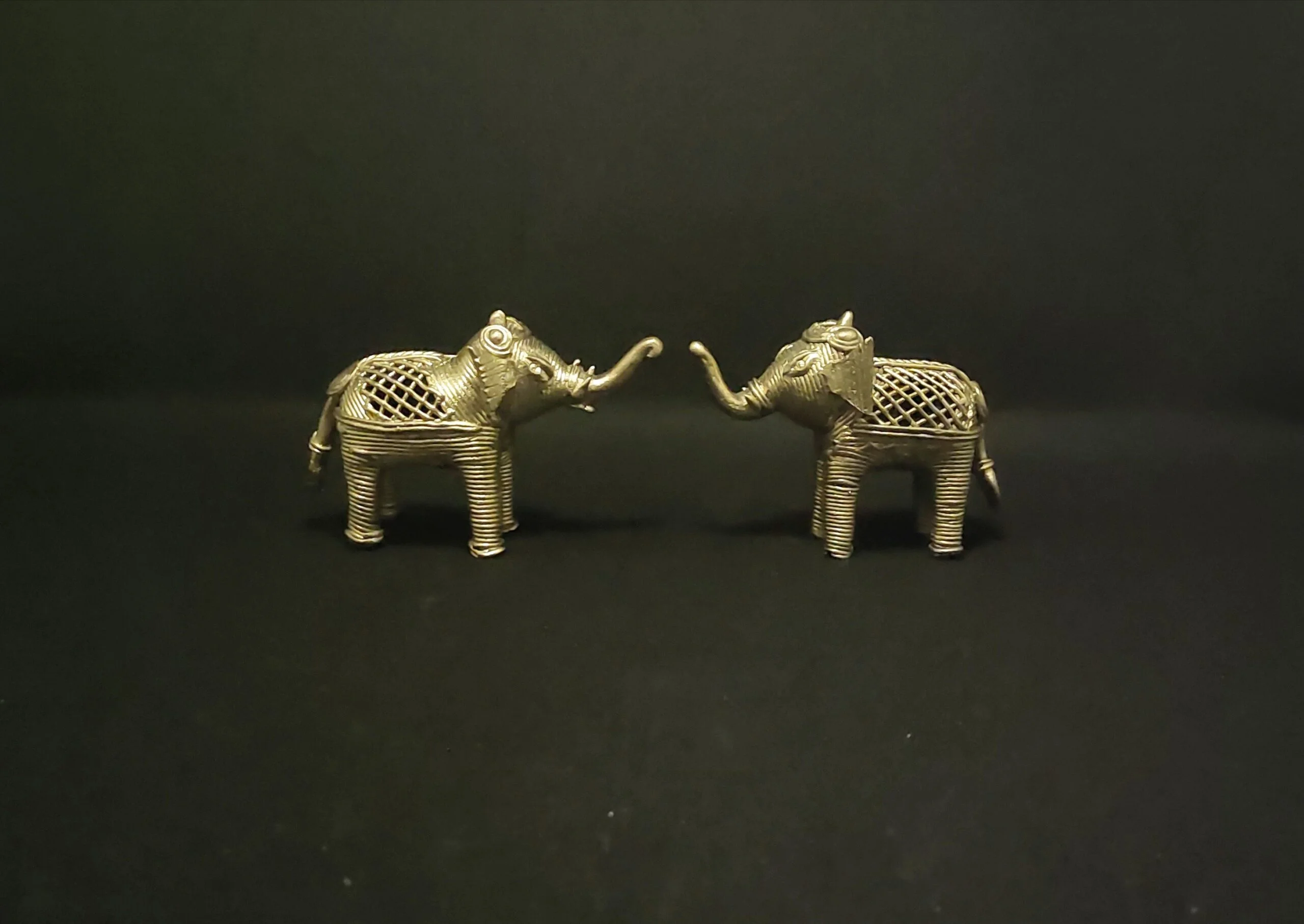 Handcrafted Dhokra Medium Elephant (Set of 2) - Image 3